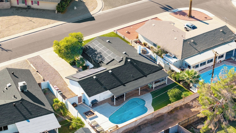 Heated Pool, Fire Pit, Games & Outdoor Dining Just Minutes to Old Town Drift House by Avantstay