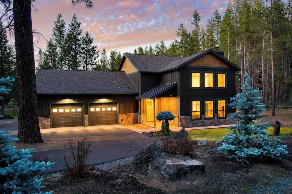 Spring River Retreat by Avantstay Lakefront Luxury w/ Hot Tub, Game Room & Near Bend