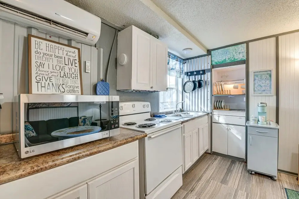 Fort Walton Beach Studio: Shared Pool & Beach Bar!