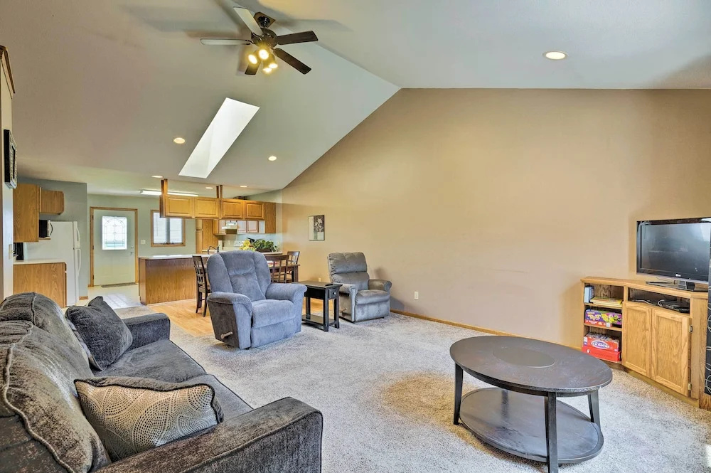 Elwood Townhome w/ Patio - 7 Mi to Johnson Lake