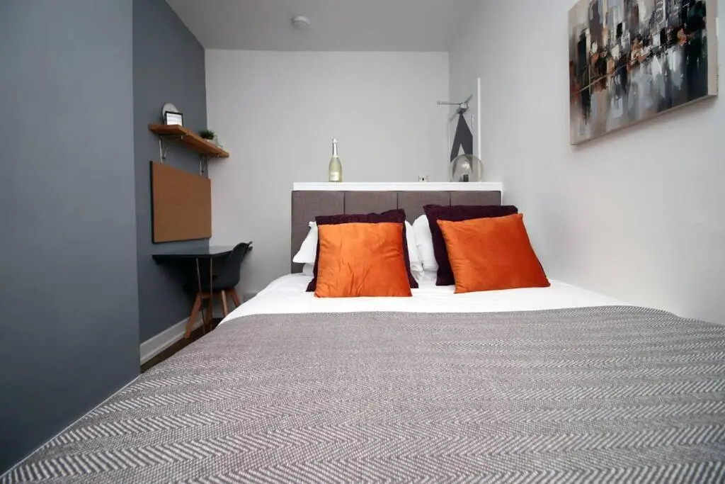 Stylish Home in Port Tennant - 4BR Free Parking!