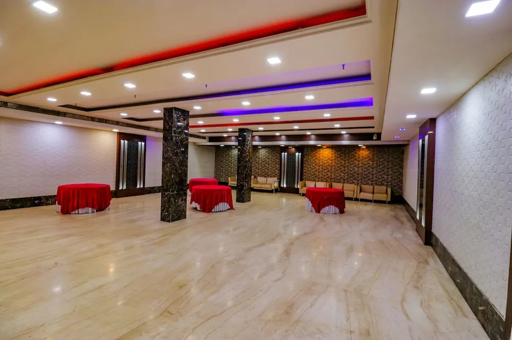 Fabhotel Admire Suites