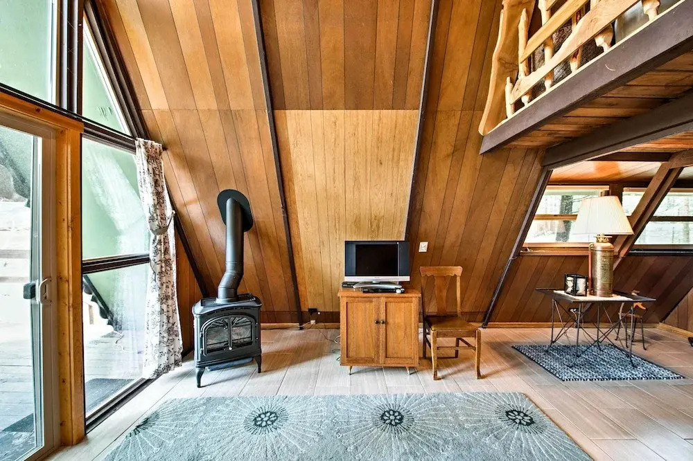 Serene Washington Escape w/ Deck & Mountain Views!