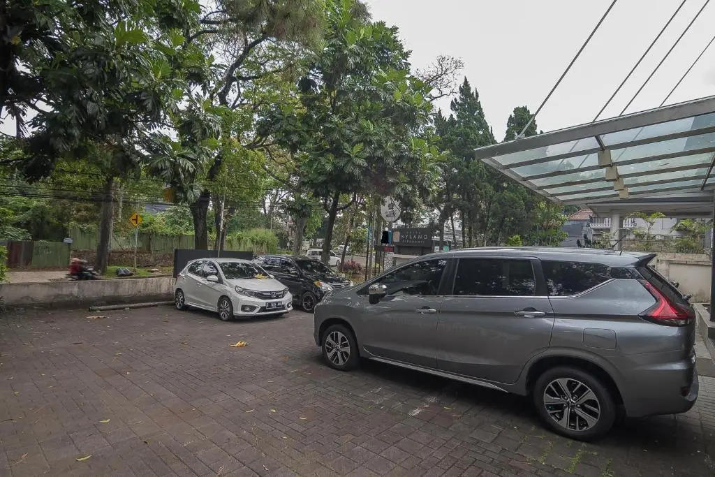 RedDoorz Plus @ Cipaganti Street 3