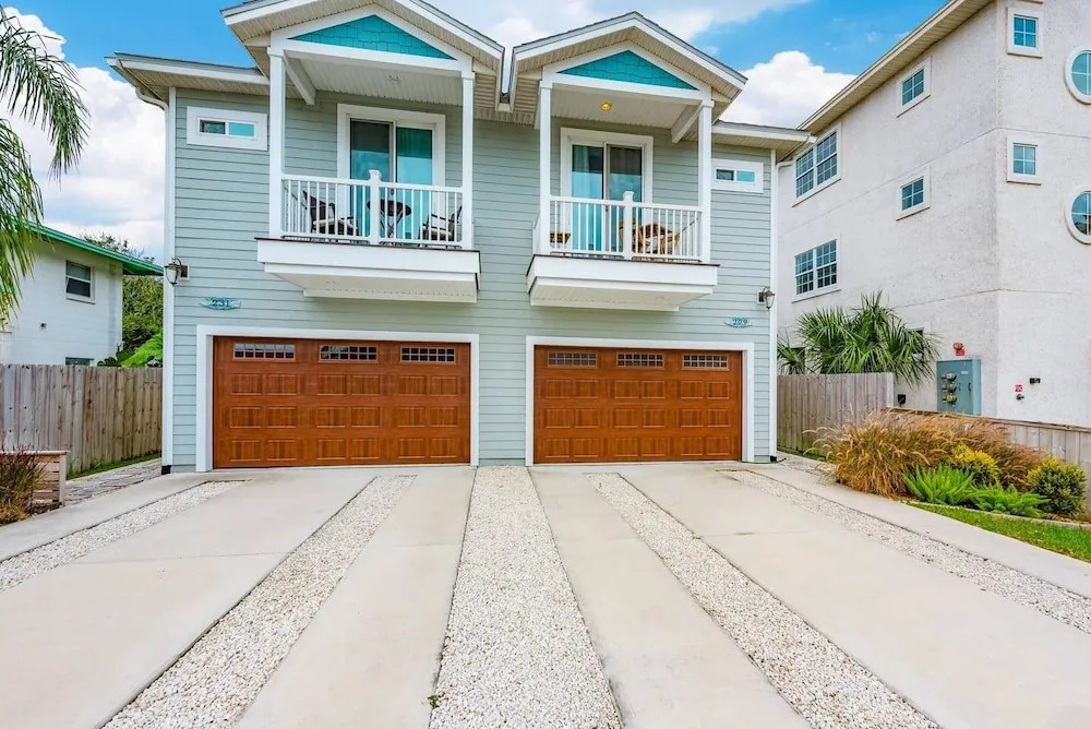 Sun-splashed Luxe Townhome - Walk to the Sand