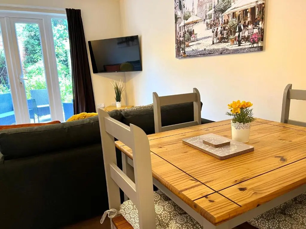 Beautiful 3-bedroom house, city centre, parking