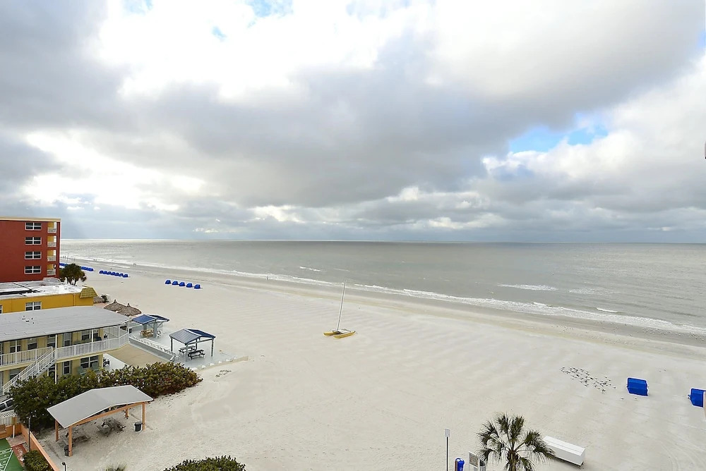 Emerald Isle 502 3 Bdrm Beachfront Condo / Sunset Views!