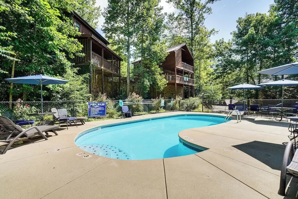 Smoky Mtn Escape w/ Hot Tub: 4 Mi to Gatlinburg!