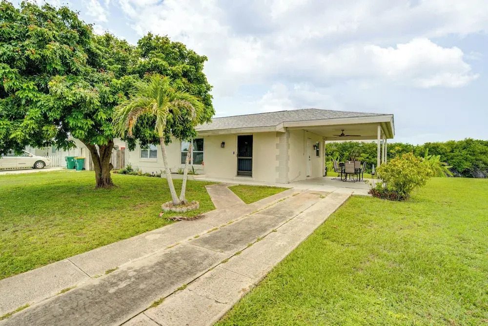 Port Charlotte Home w/ Sunroom, Grill & Fire Pit!