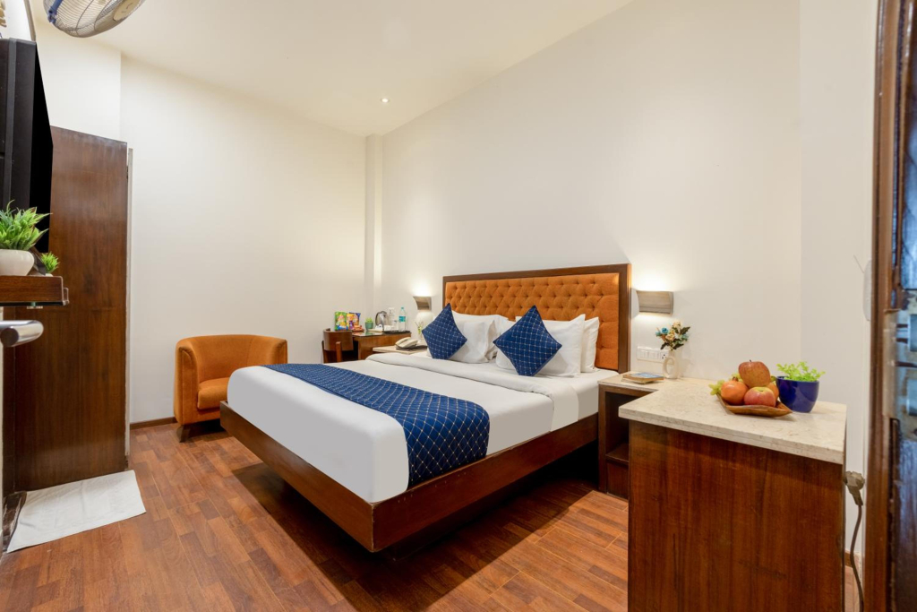 Hotel Aura - 05 Mins from New Delhi Railway Station & Connaught Place