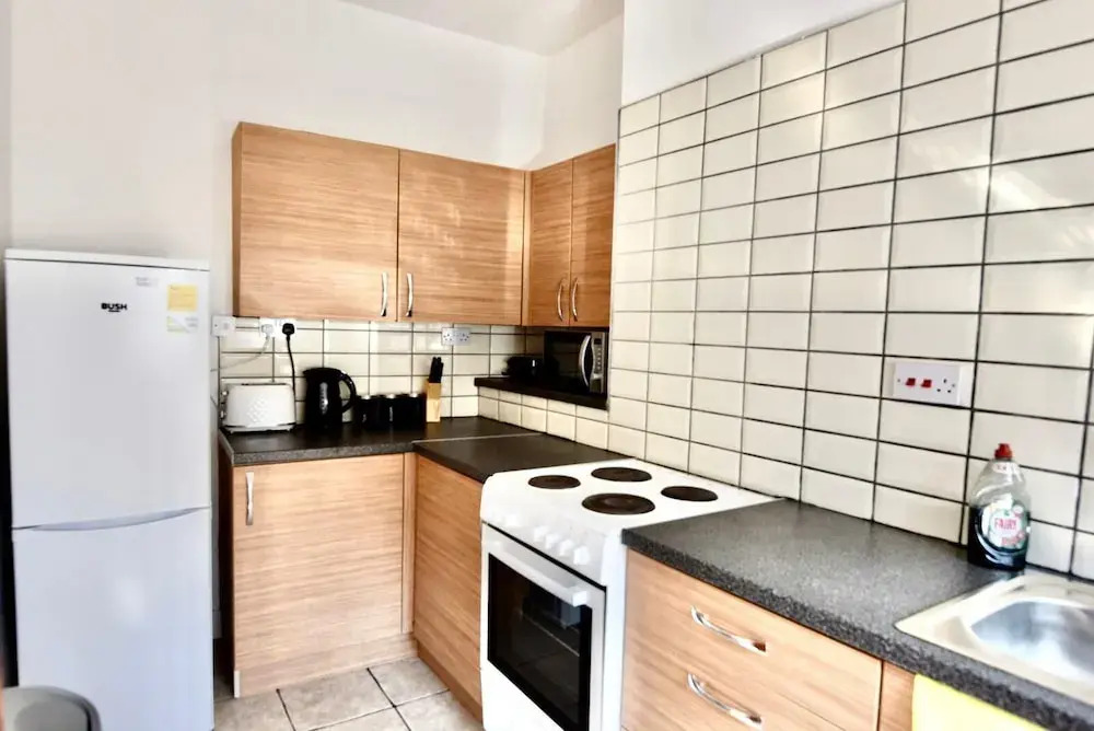 Cheer full 4 Bedroom House Train Station