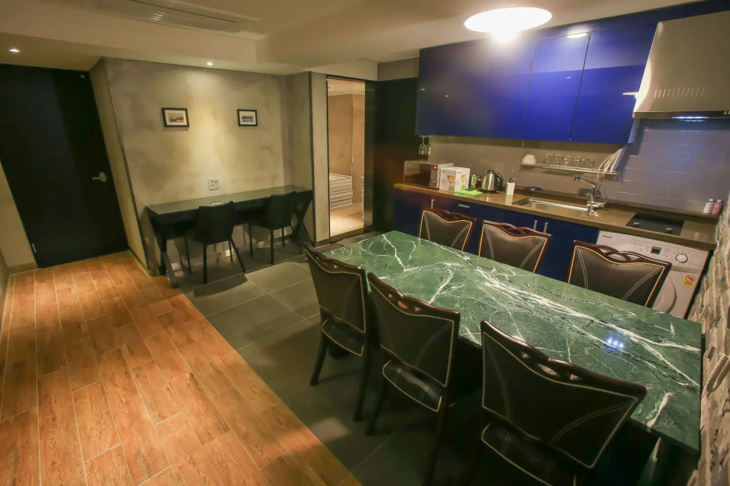 Hotel 2.4