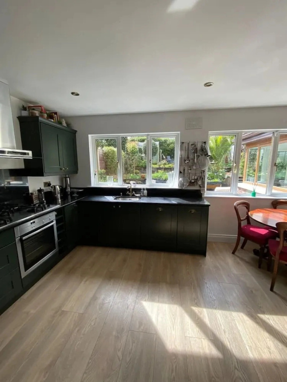 4 Bed House - Sleeps 8 - Pets - Parking - Wifi