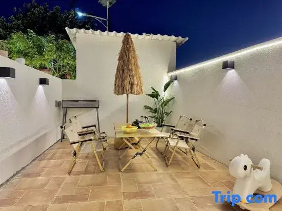 Island Shine Coral Stone Courtyard Hostel (Shell Beach Branch)