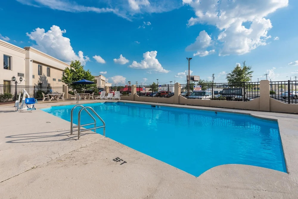 Days Inn & Suites Cincinnati