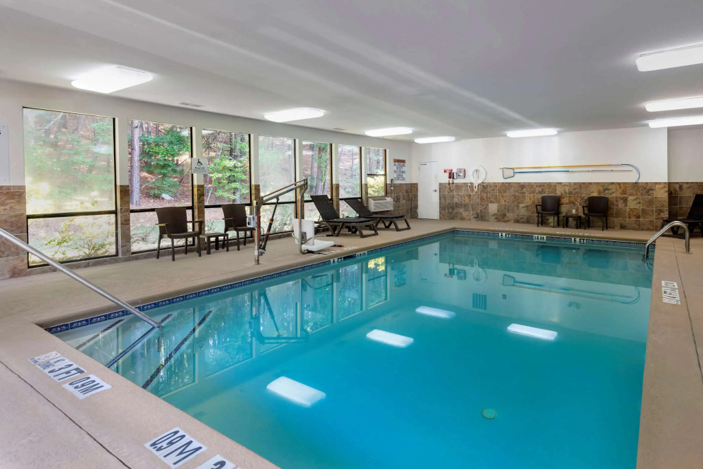 Comfort Inn & Suites Canton Riverstone Area