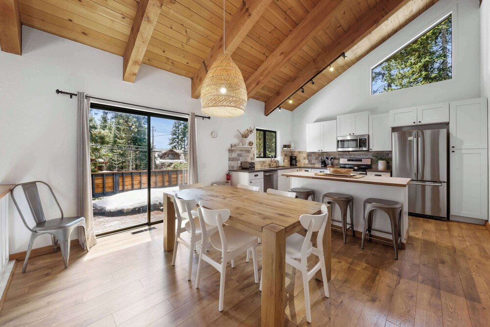 Bright & Modern Cabin Luxury Home in Carnelian Bay!