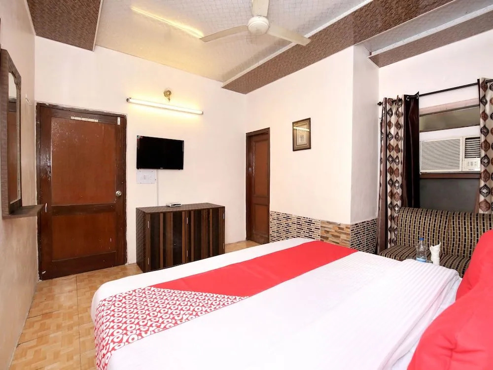 OYO 11912 Hotel Nav Classic