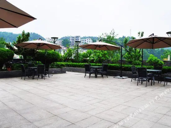 Xiuquanyingyue Hot Spring Garden Hotel