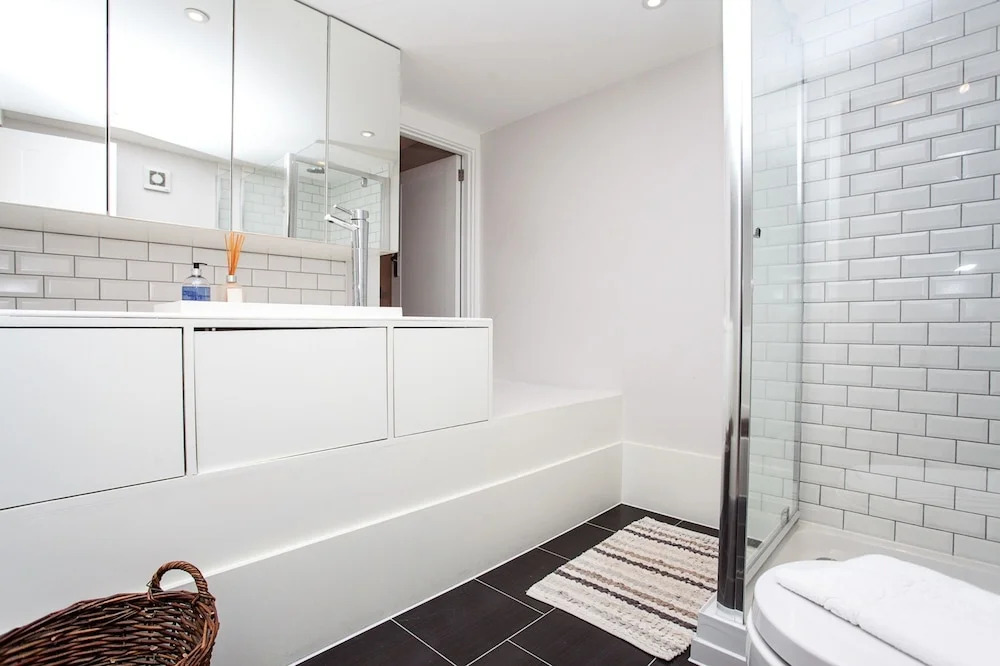 Contemporary 3 Bedroom Apartment In Battersea