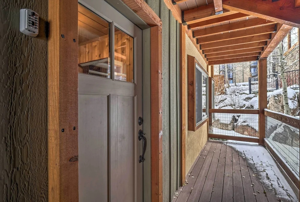 Ski-in/out Snowmass Condo w/ Community Hot Tub!