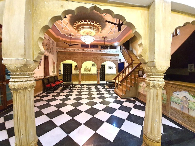 OYO 9933 Hotel Meera Mahal
