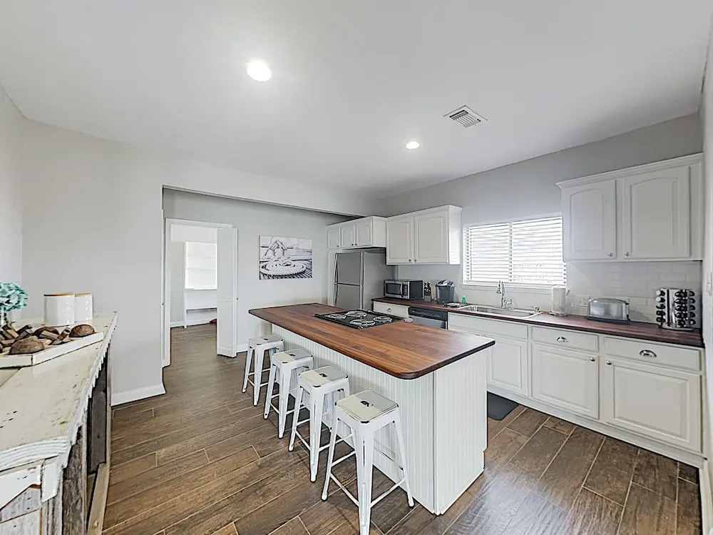 New Listing! Chic Karankawa , 1 Block To Beach 3 Bedroom Home