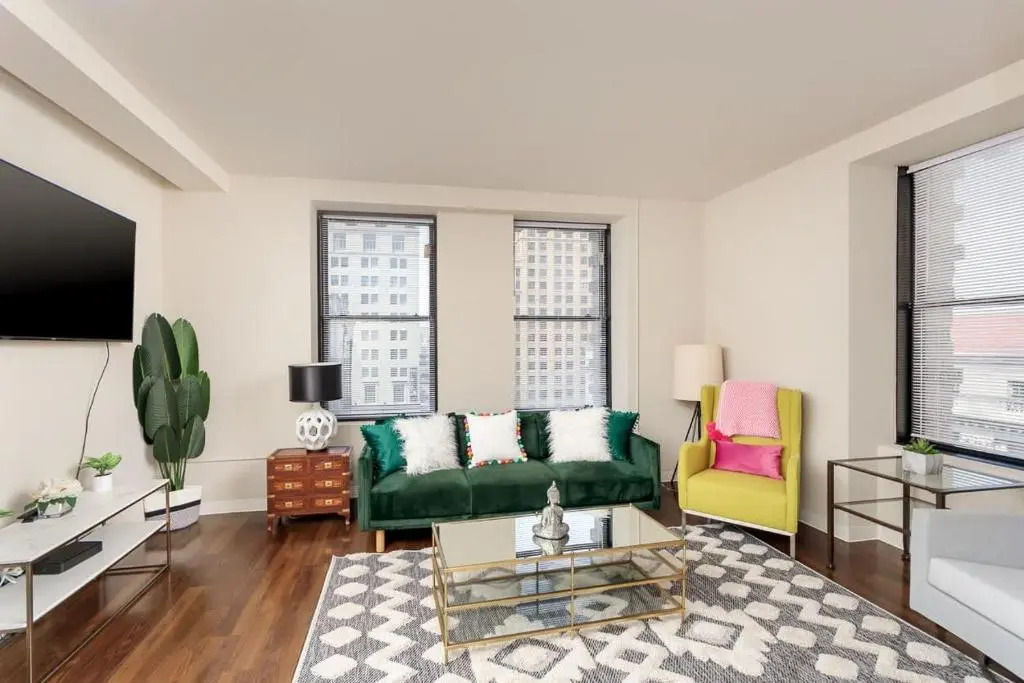 2BR Lux Apartment With Rooftop Deck, Gym & Parking