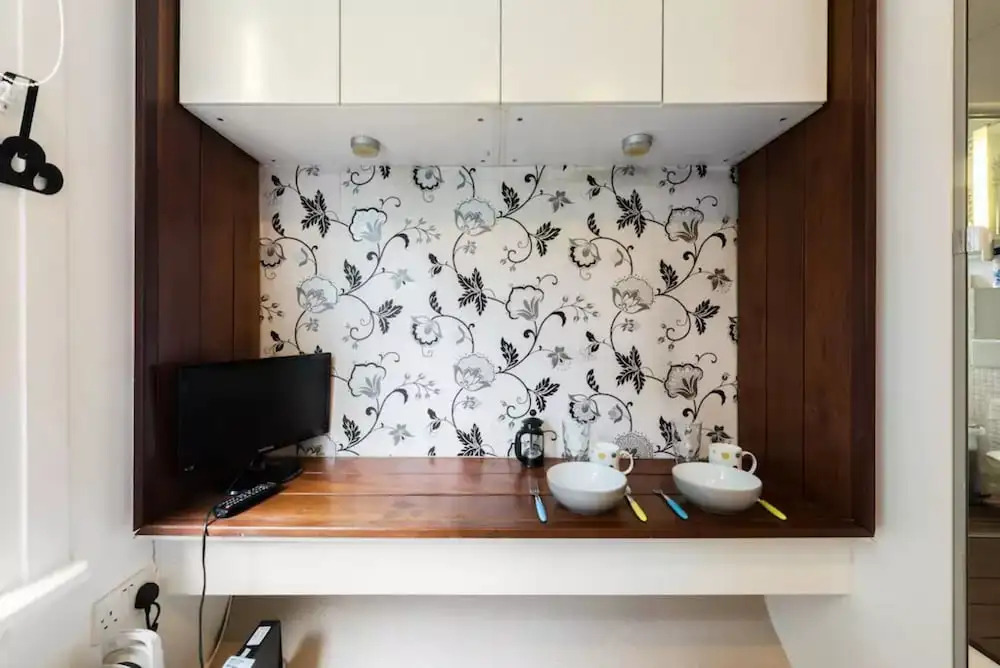 Earls Court Apartments by BaseToGo