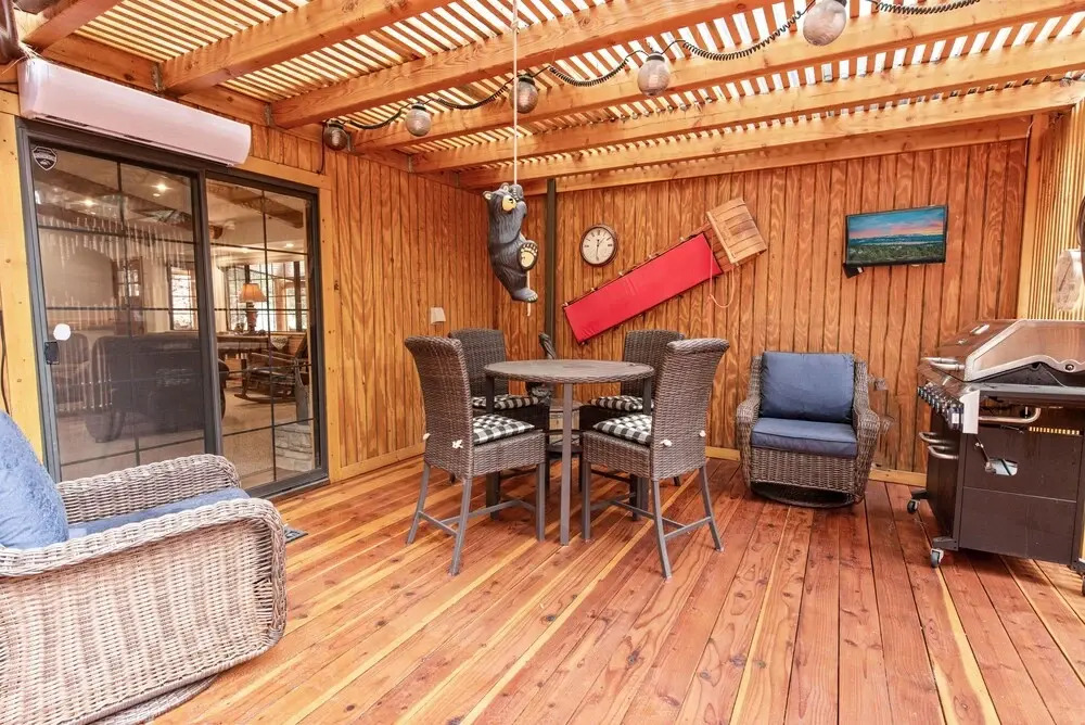 Bullwinkle And Friends Log Cabin - Beautiful Log Home With Hot Tub & Game Room! 3 Bedroom Cabin