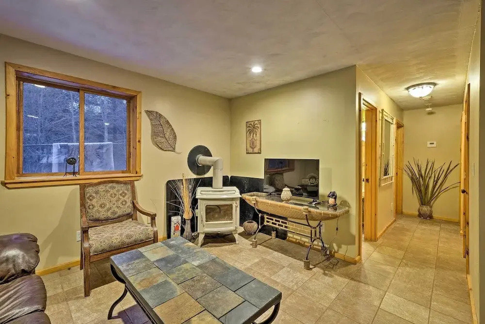 Jewett Cabin w/ Viewing Deck - 10 Mins to Skiing!