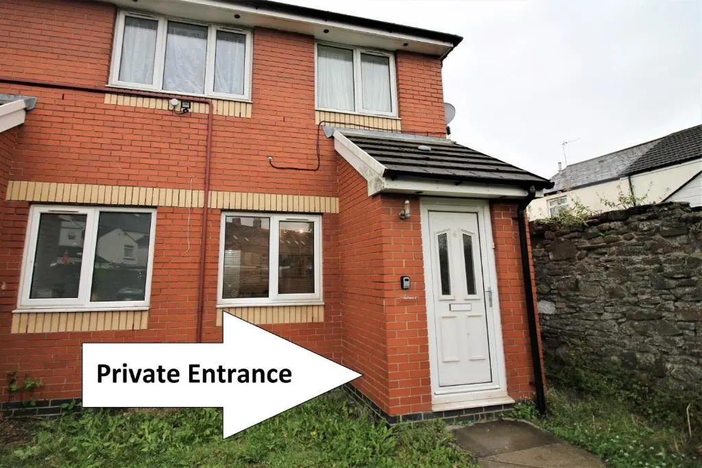 Two Bed Apartment - Free Private Parking - by PROPERTY PROMISE