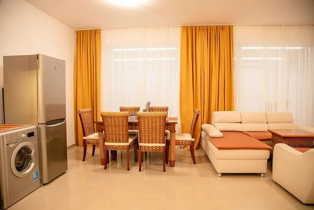 FM Deluxe 2-BDR Apartment with Pool & Sea View in Sun Resort