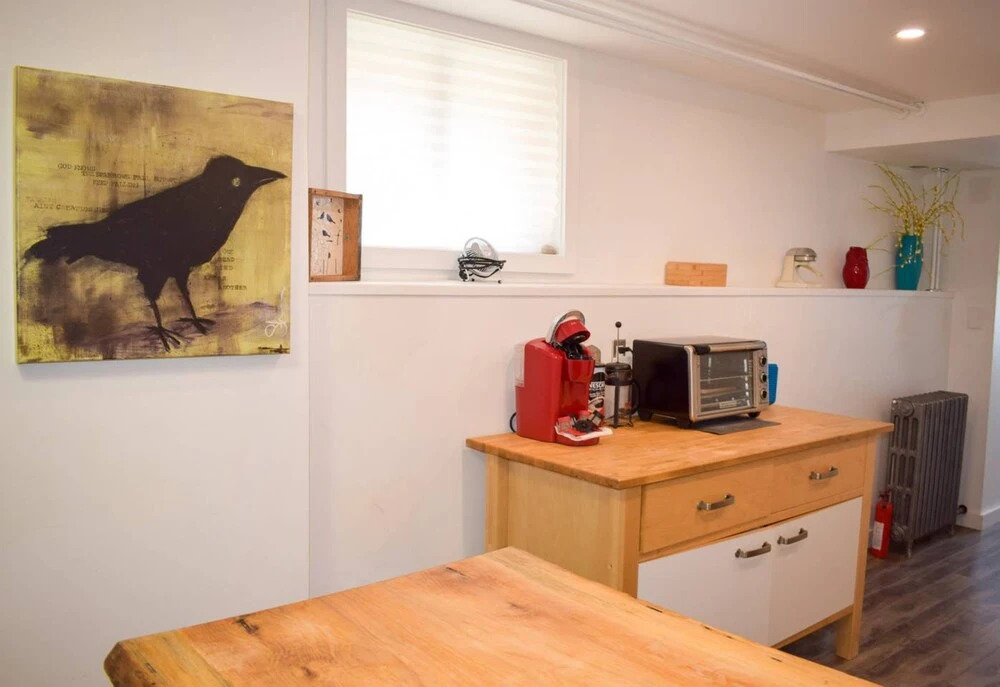 Convenient 1 Bedroom Lower Level Suite
