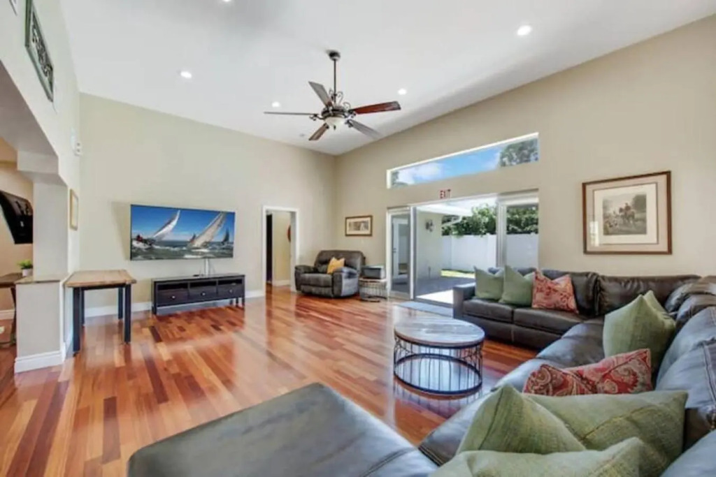 House with pool king beds close to beach