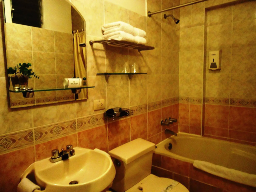 Leon De Oro Inn & Suites