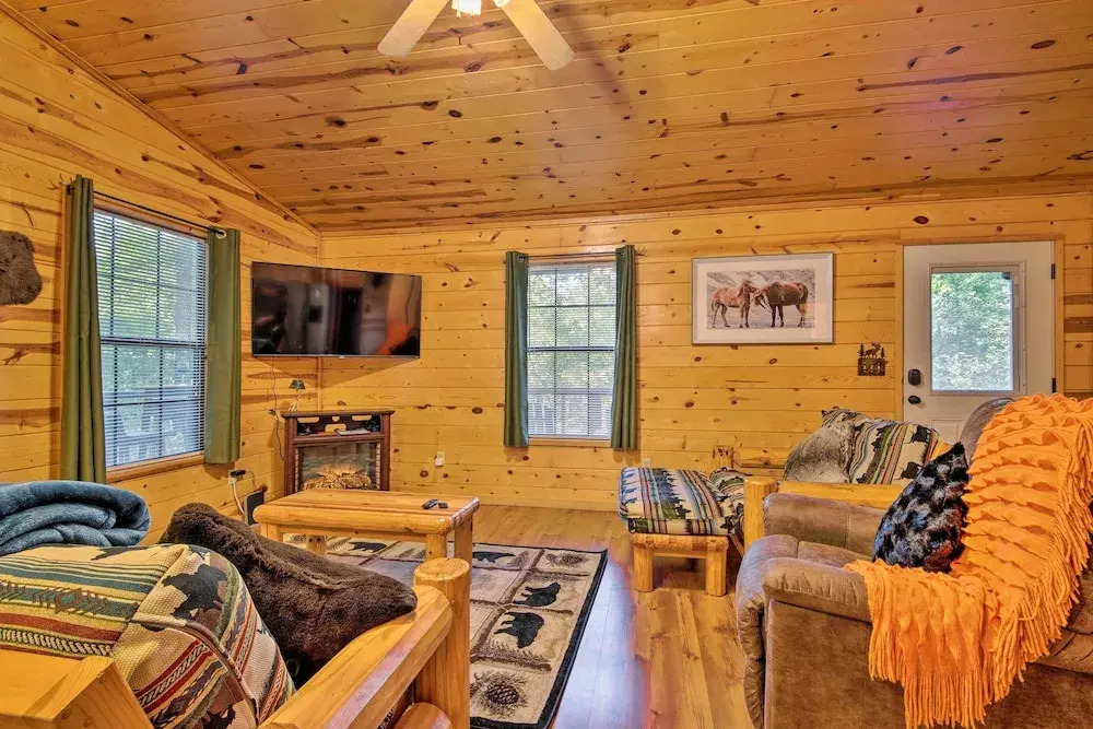 Broken Bow Cabin w/ Hot Tub, Near Hiking + Fishing