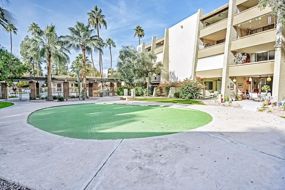 < 1 Mi to Old Town! Couples Haven w/ Pool Access