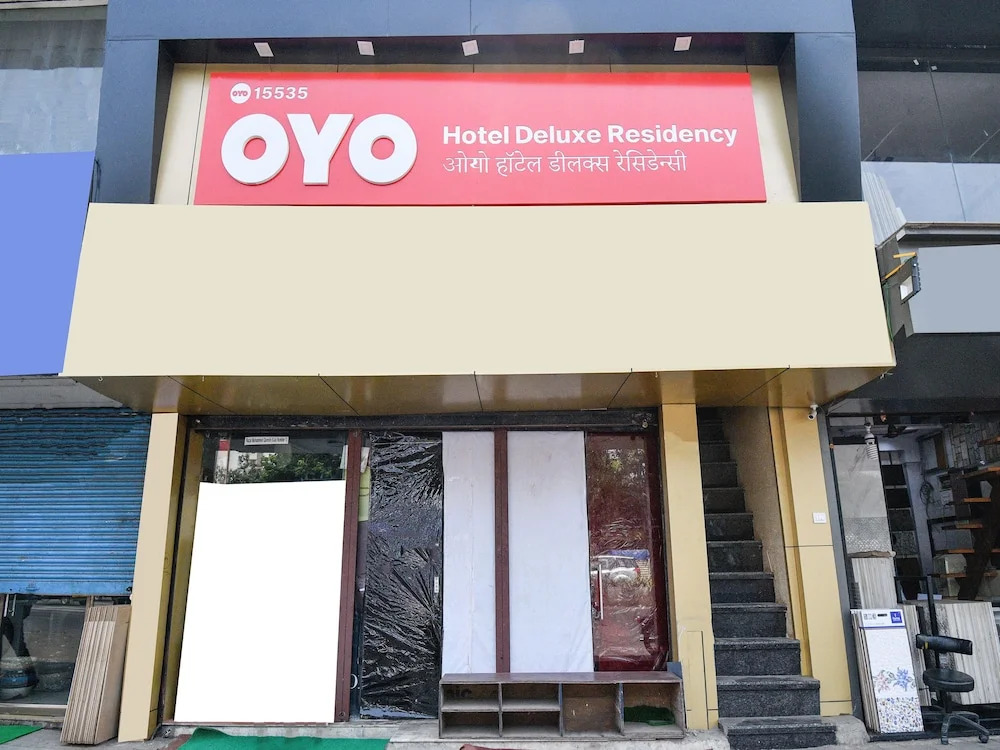 OYO 15535 Deluxe Residency