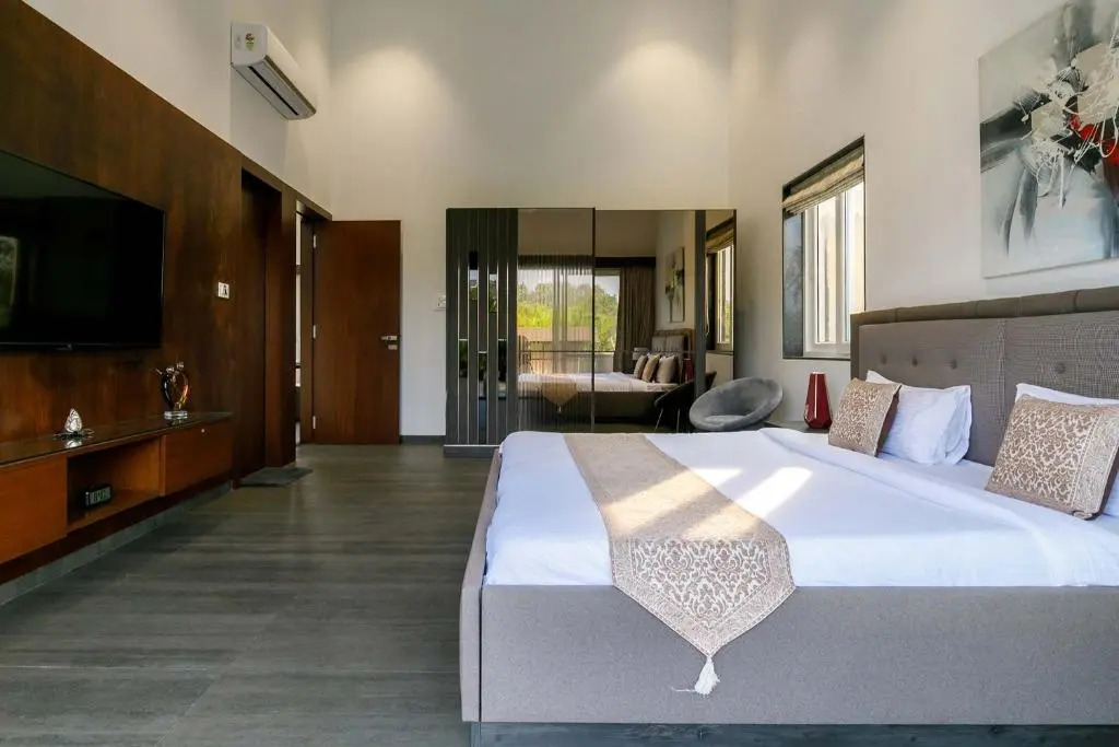 StayVistas The Tavern At Canary Farms - Mountain-View Luxury Mansion with Infinity Pool & Games Zone