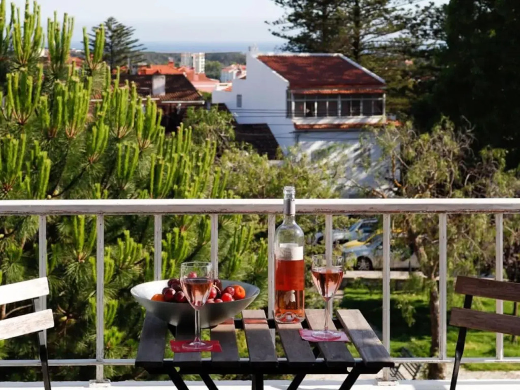 Carcavelos Beach&Bike House (view, parking, wi-fi)