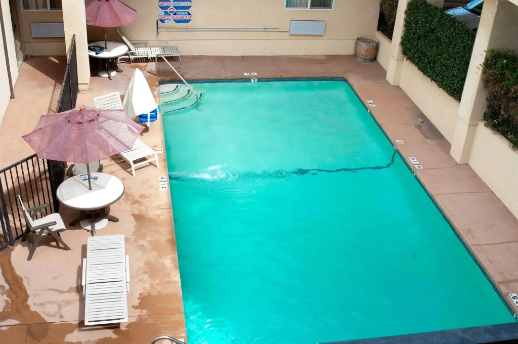 Lamplighter Inn & Suites