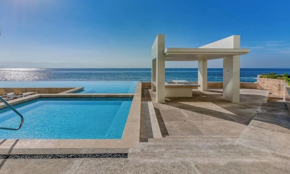 Oceanview 1 BR Condo With Pools and Beach Access