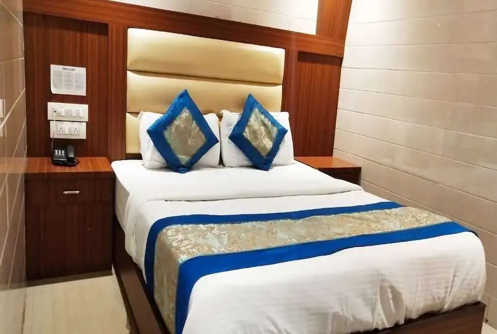 Hotel Sai Suites - Near Dadar Station