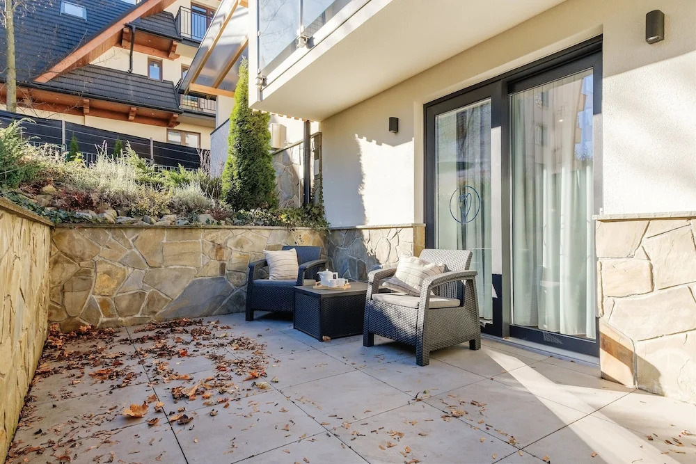 REZYDENCJA ORNAK 5 - stylowe apartamenty z balkonami i jacuzzi, 5 min pieszo do Krupówek, IZBY PODHALAŃSKIE