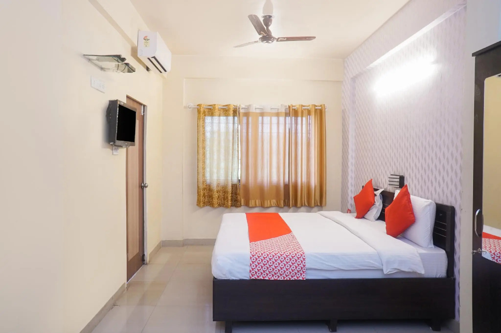 OYO 18497 Eiast Field Hotel