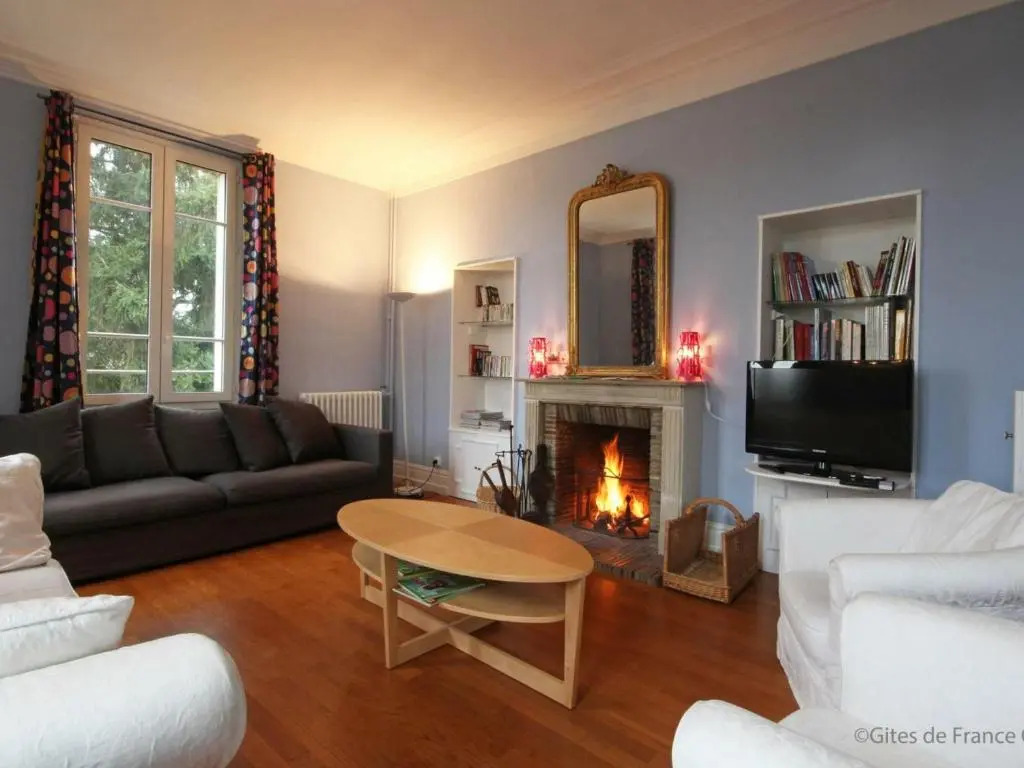 Maison de maître 19ème siècle avec grand parc et 5 chambres, tout inclus, à LAigle - FR-1-497-57