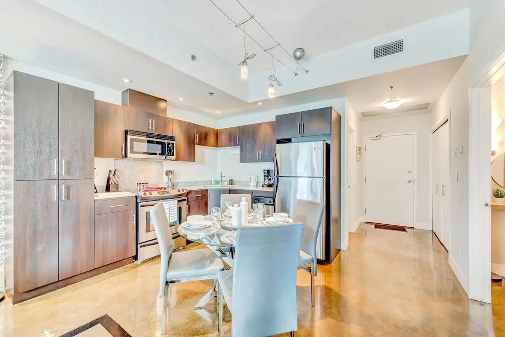 Stylish 2BR Condo Near Stampede Urban Retreat