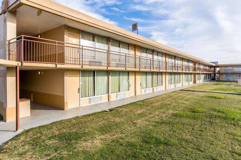 Days Inn Calhoun