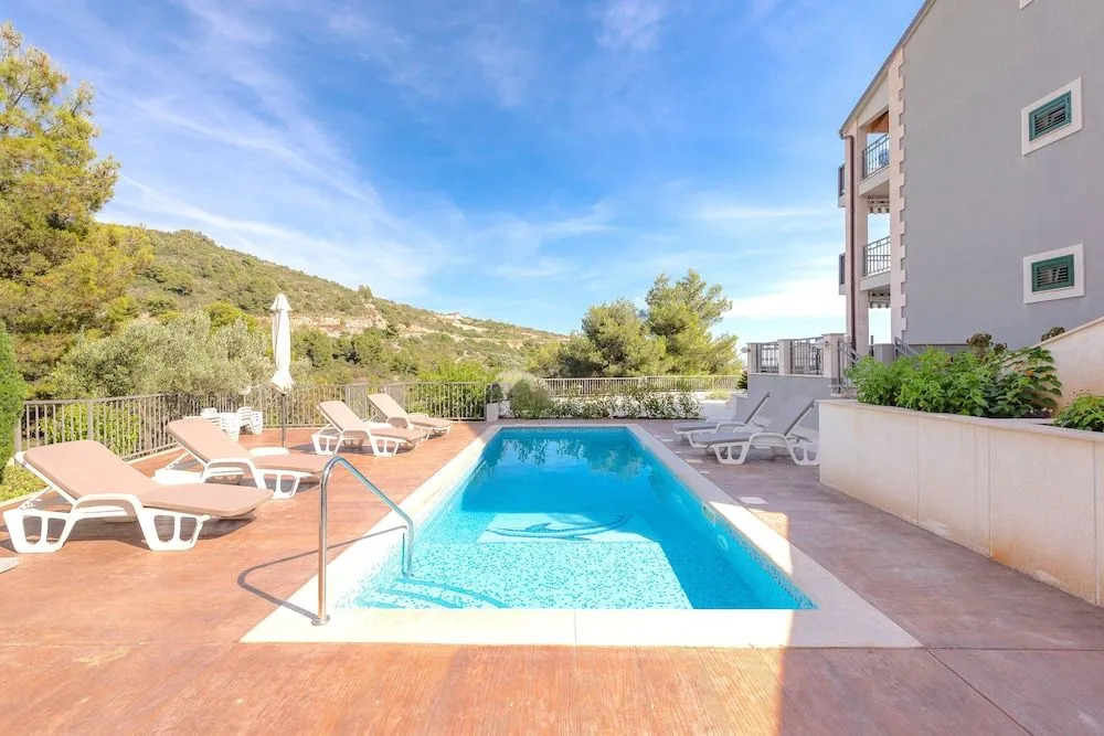 Luxurious Apartments Maslina with Beach